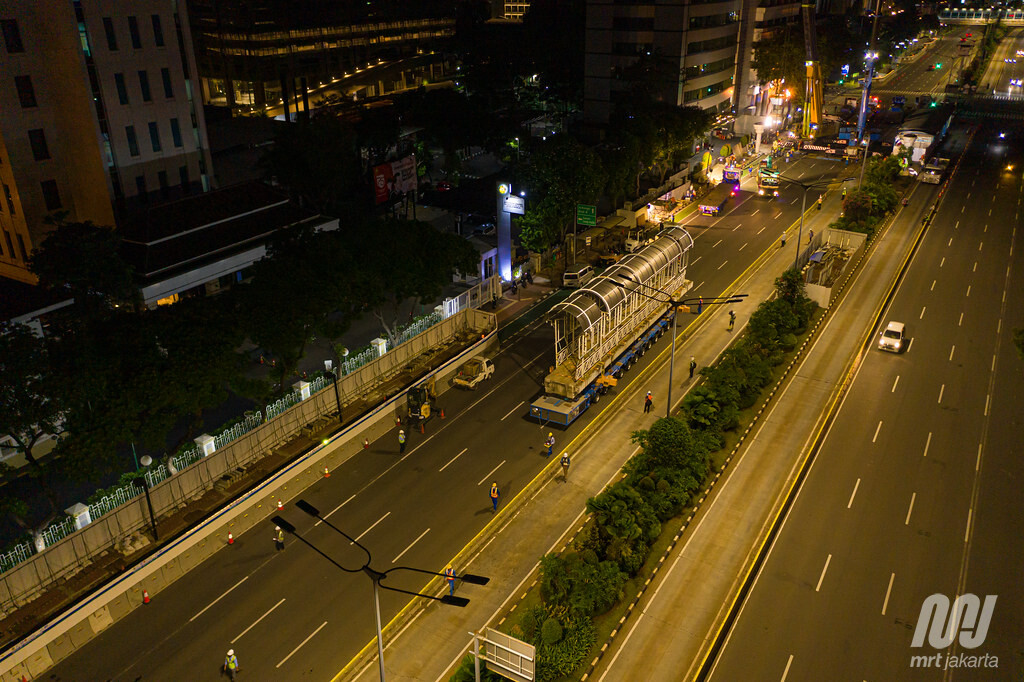 Gelagar tersebut lalu diangkut oleh multi axle trailer menuju Taman Monas. Foto oleh PT MRT Jakarta (Perseroda)/Irwan Citrajaya