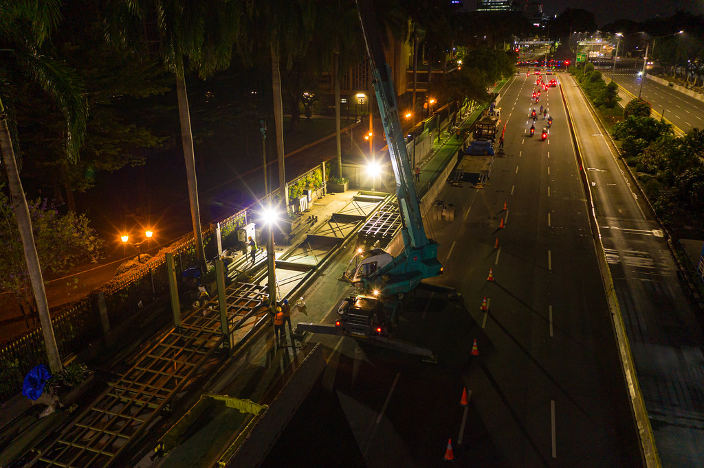Pembangunan halte bus transjakarta di sisi kiri dan kanan Jalan MH Thamrin agar masyarakat tetap dapat menggunakan layanan busway di area pembangunan Stasiun Thamrin. Foto